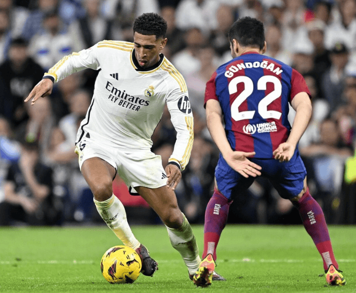 皇马中场球员为队友送出关键助攻 皇马中场球员为队友送出关键助攻