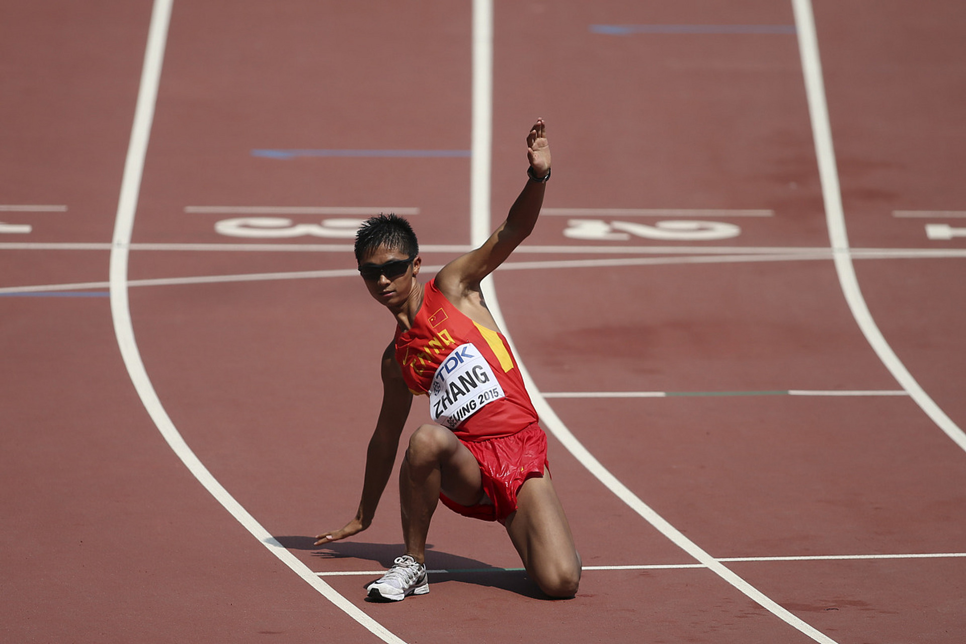 -精彩瞬间定格镜头，选手霸气争斗冲刺终点