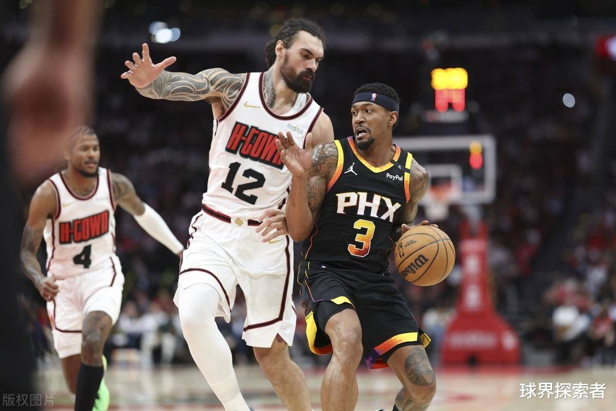 对手不容小觑，球员们在场上拼尽全力