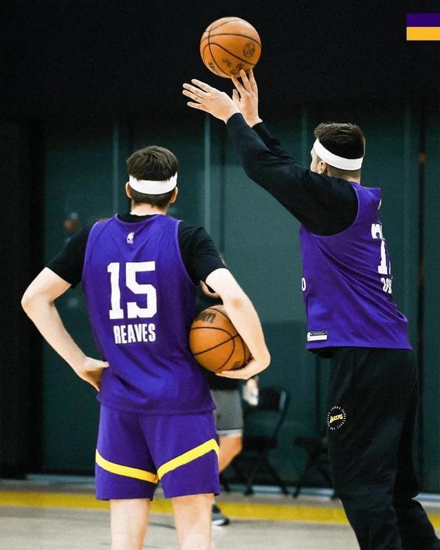 全球众多球迷为湖人队加油呐喊