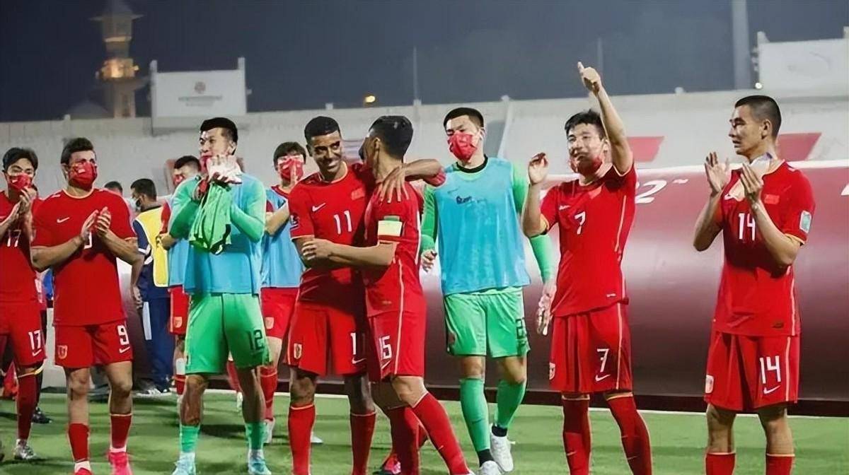 关于国内足球职业联赛豪强争霸，球队实力均衡的信息