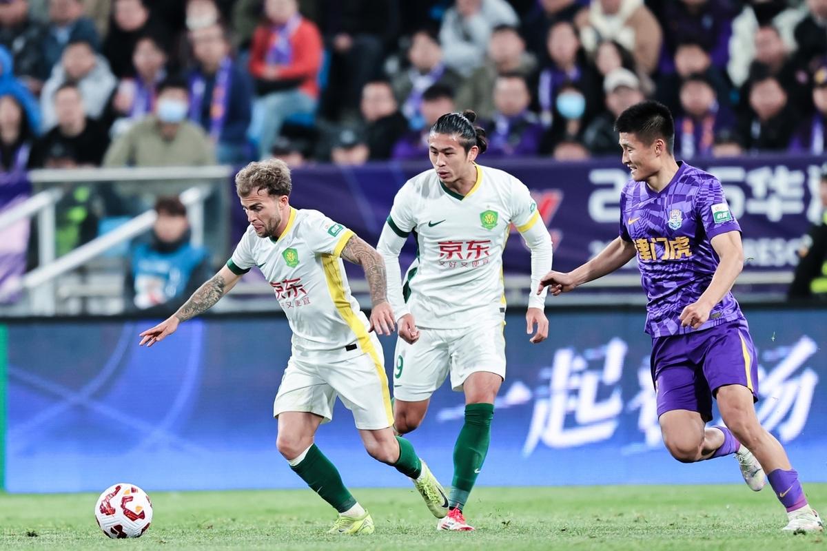 中超职业足球比赛场景中的关键时刻！