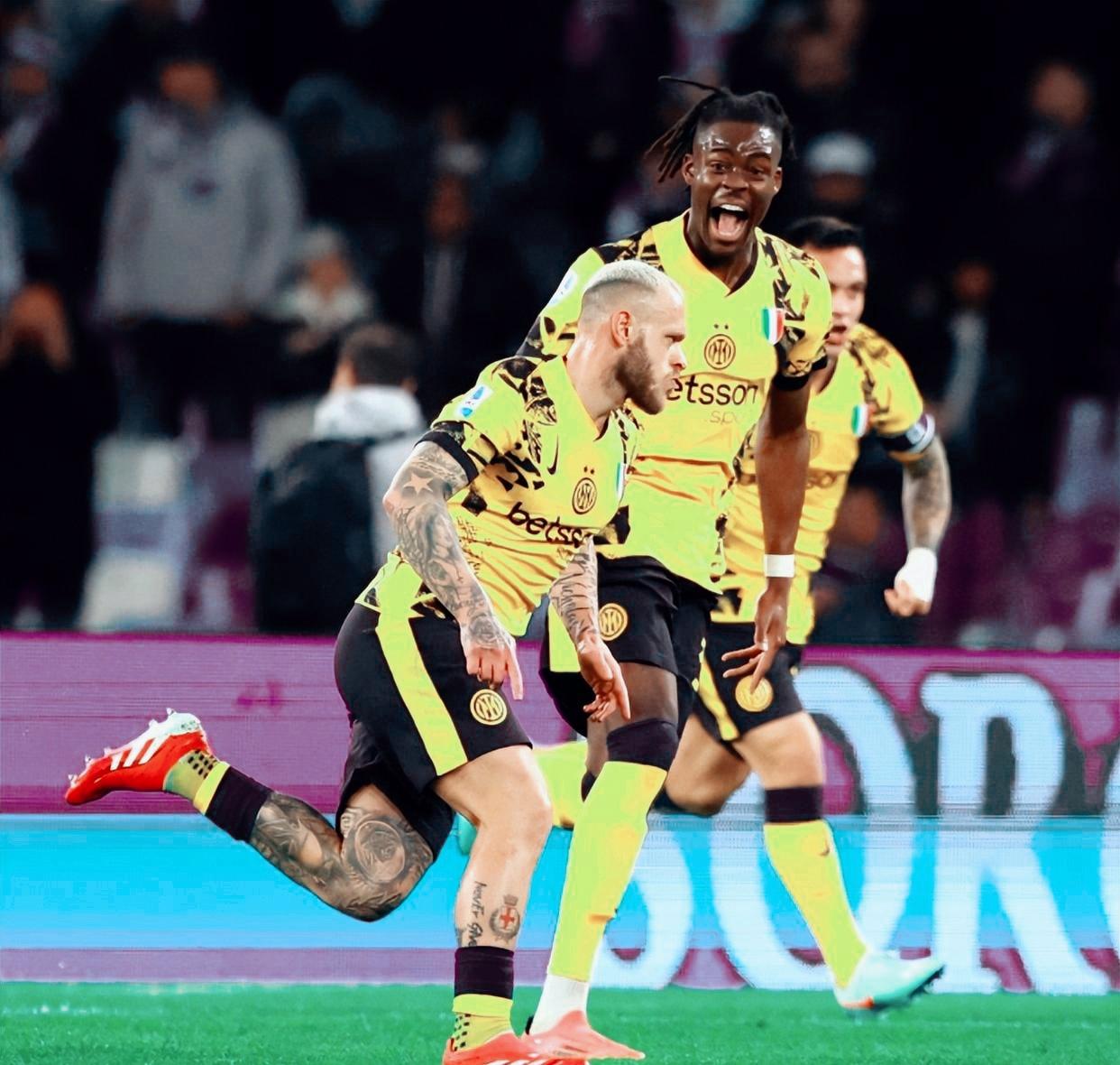 包含普利茅斯队员大获全胜，打破对手防线的词条