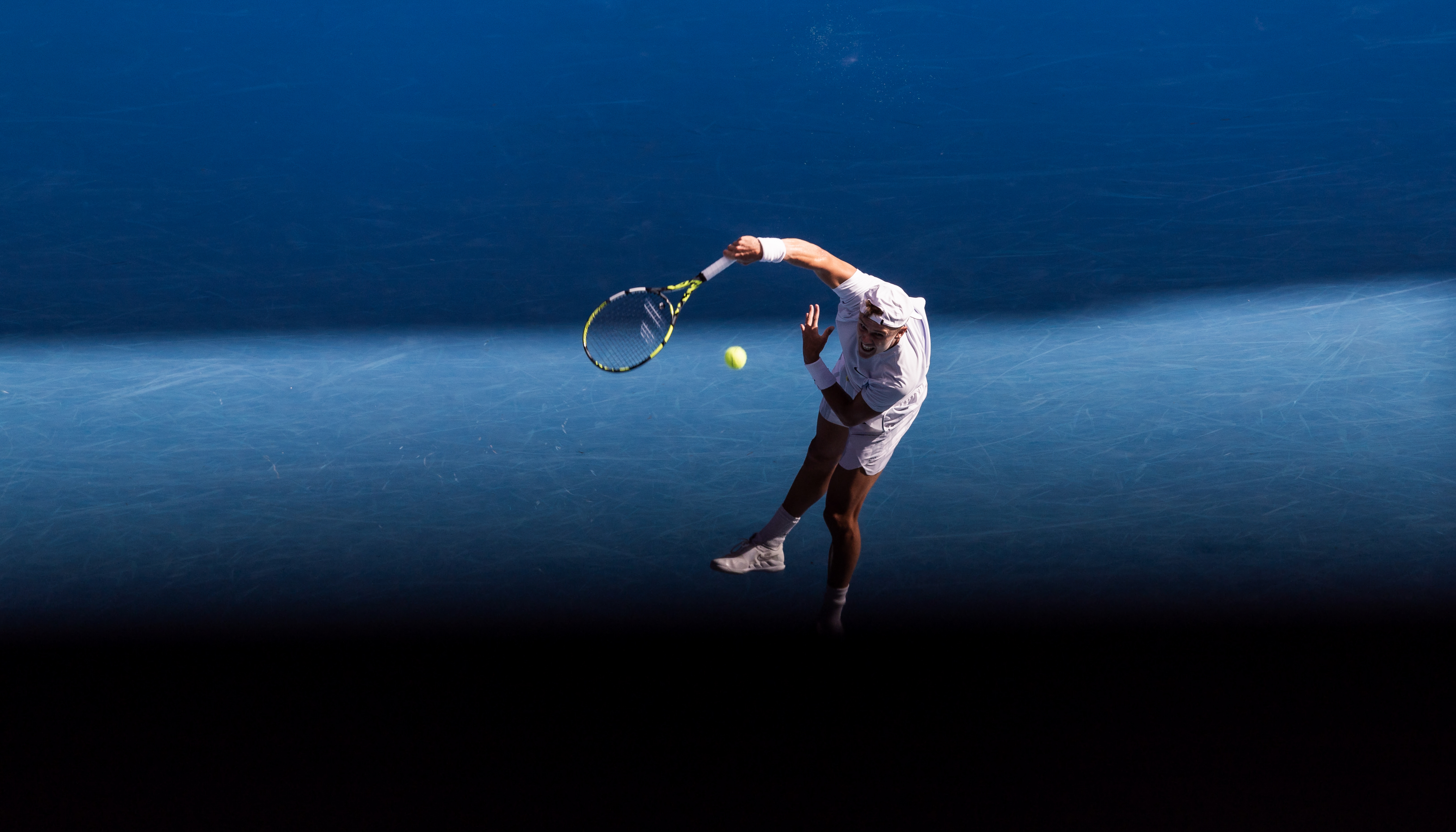 DB彩票-重要比赛中成功晋级，胜利笑逐颜开