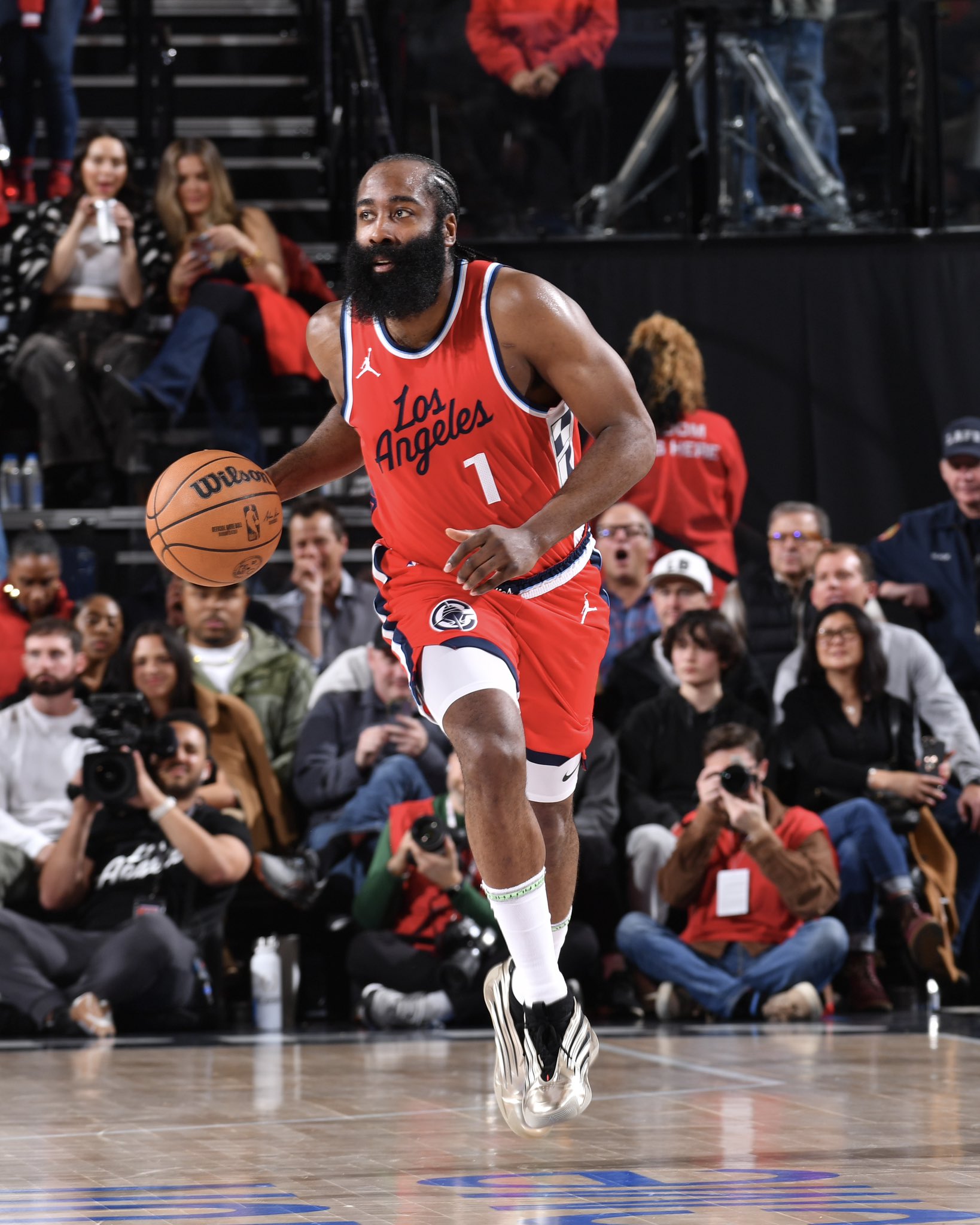 关于篮网险胜热火，哈登暴扣拯救全队，实力雄厚维持领先的信息