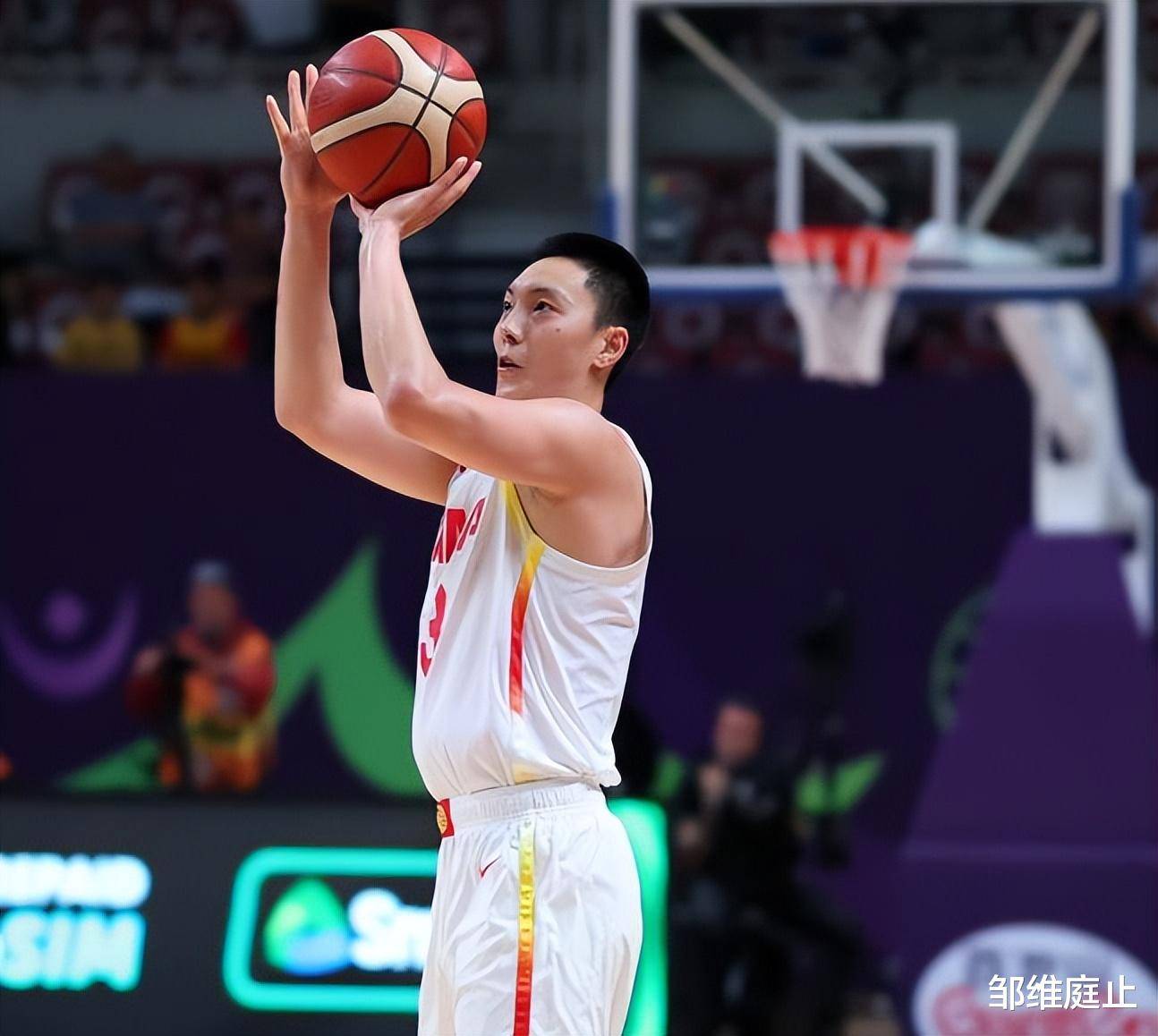 抢断快攻得手,球队决胜时刻晋级 抢断快攻得手,球队决胜时刻晋级