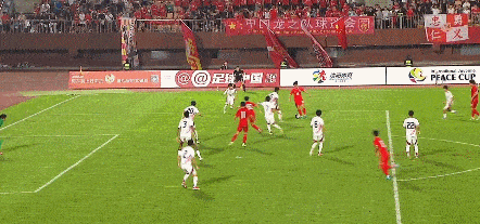 -激烈比赛势均力敌，球员斗志昂扬