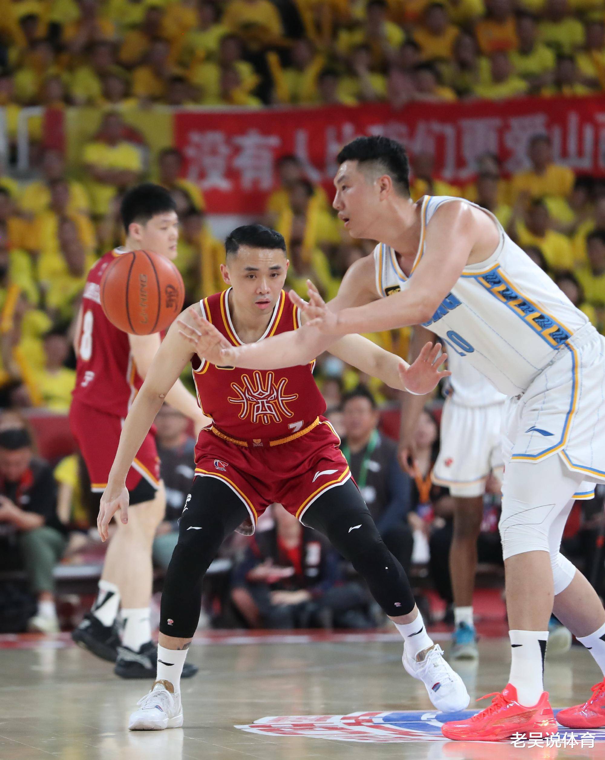 激烈比赛势均力敌,球员斗志昂扬 激烈比赛势均力敌,球员斗志昂扬