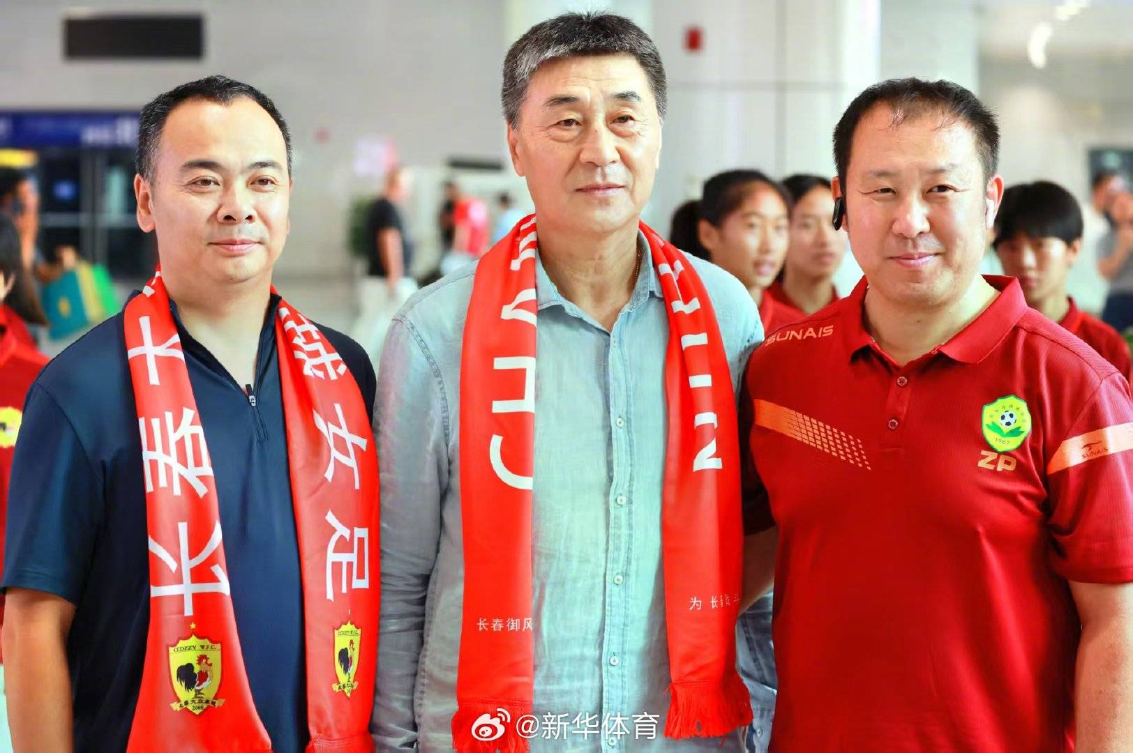 中国女足教练团队努力策划比赛战术