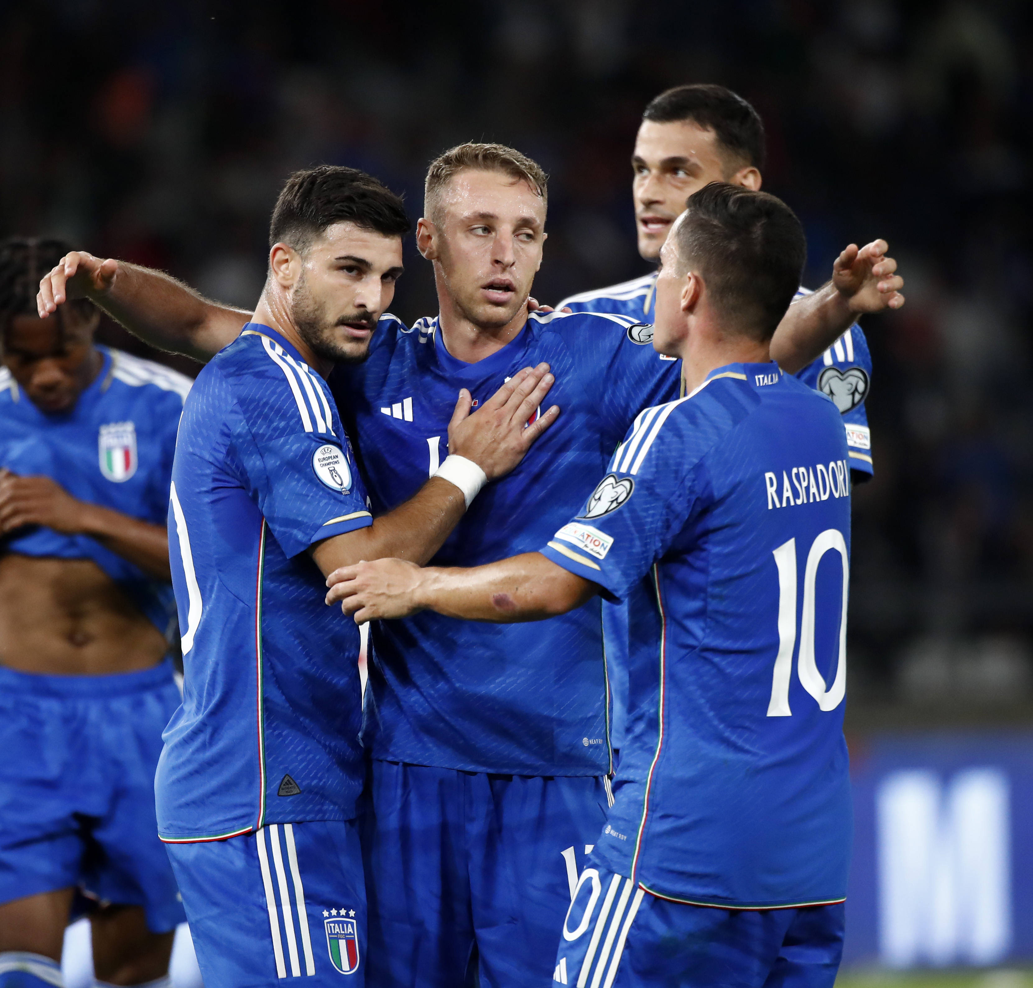 欧预赛欢歌笑语胜利队员庆祝不断