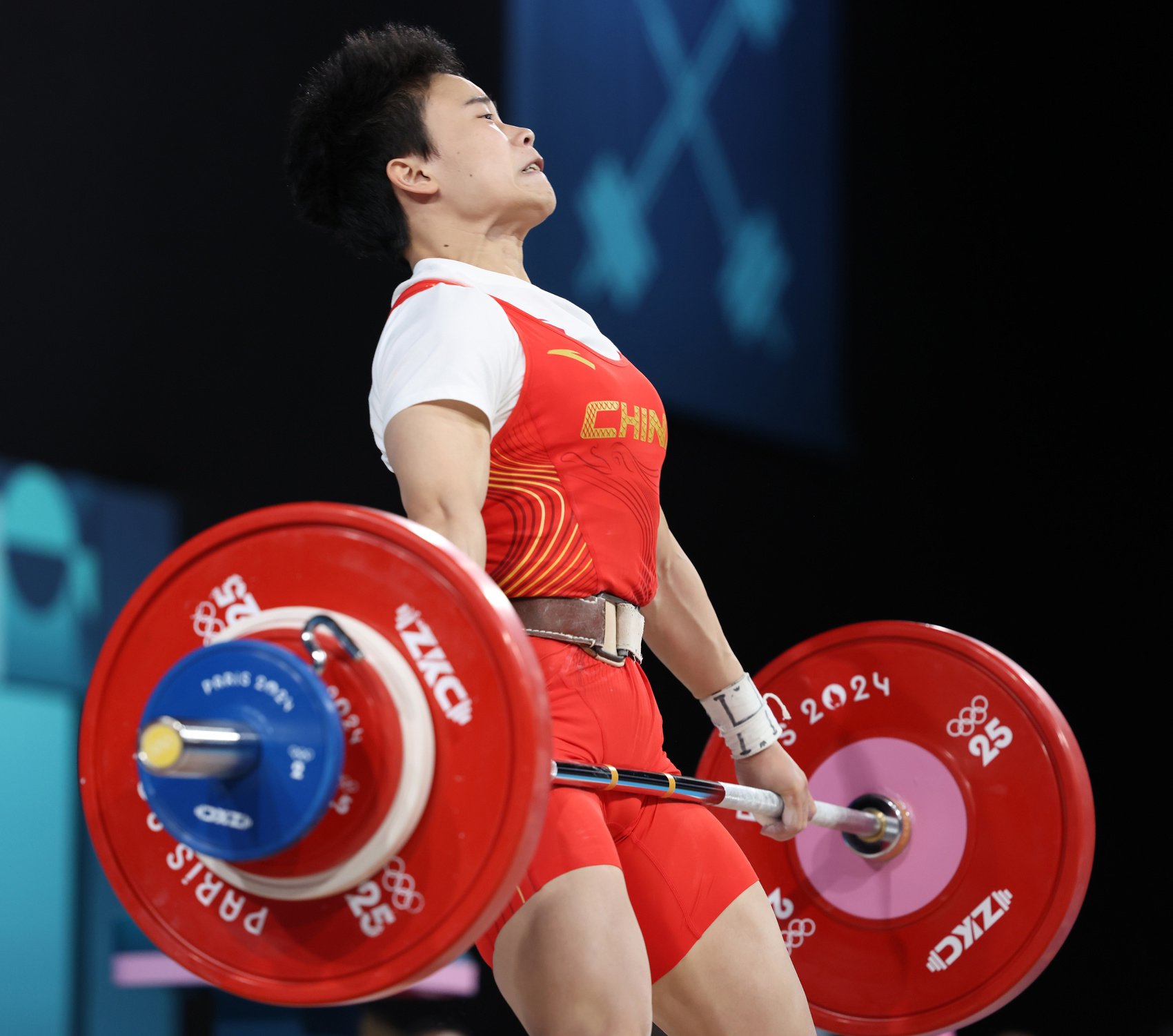 举重比赛中国选手再次问鼎金牌，刷新纪录的简单介绍