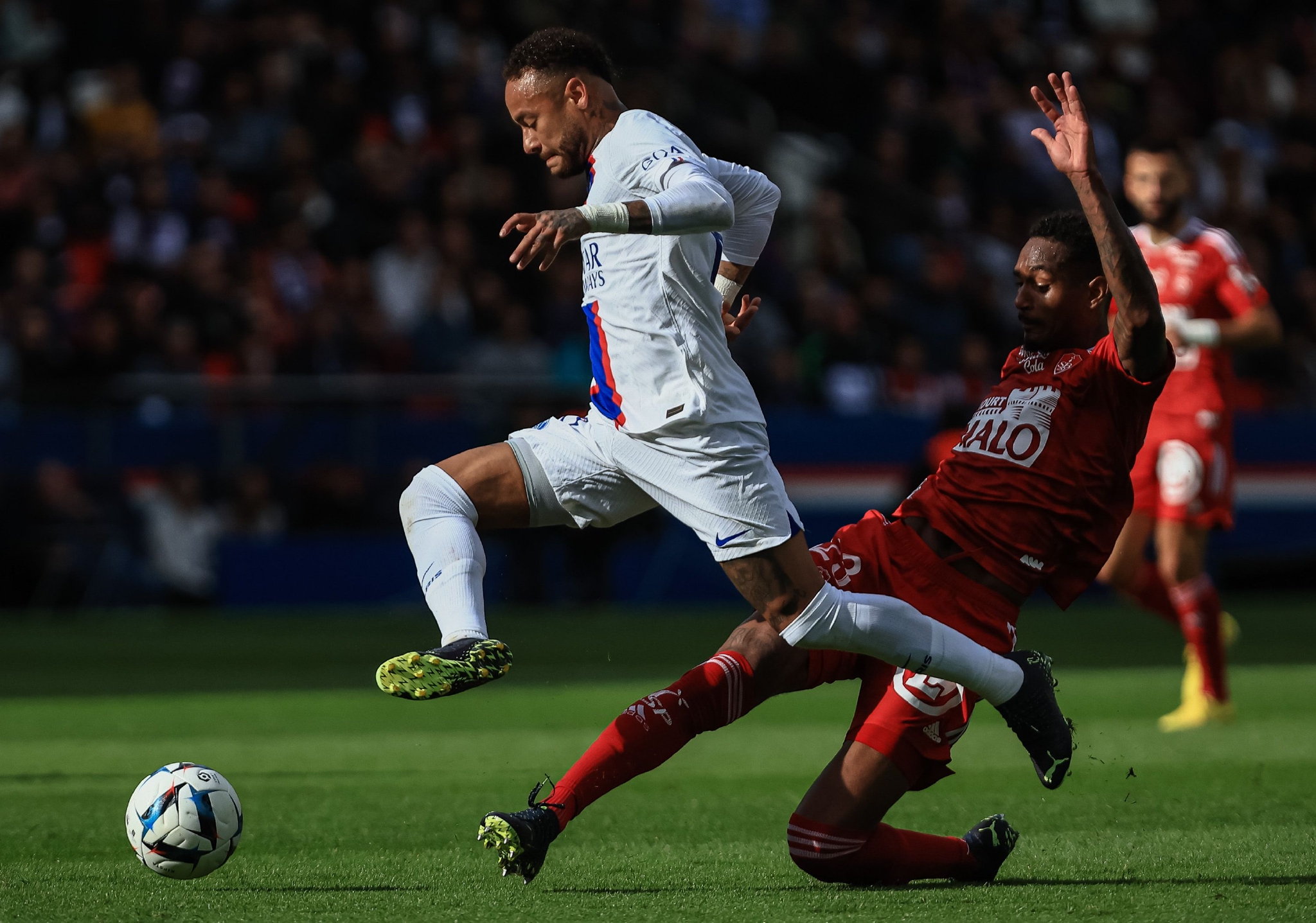 巴黎圣日耳曼宣布与内马尔续约，球星将继续效力法甲豪门的简单介绍