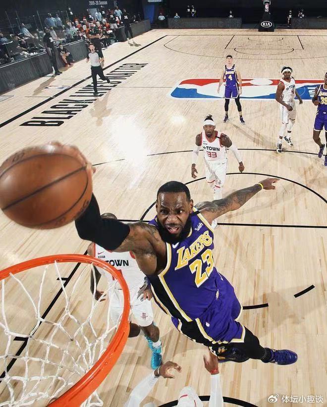 湖人惜败快船，詹姆斯发挥巅峰