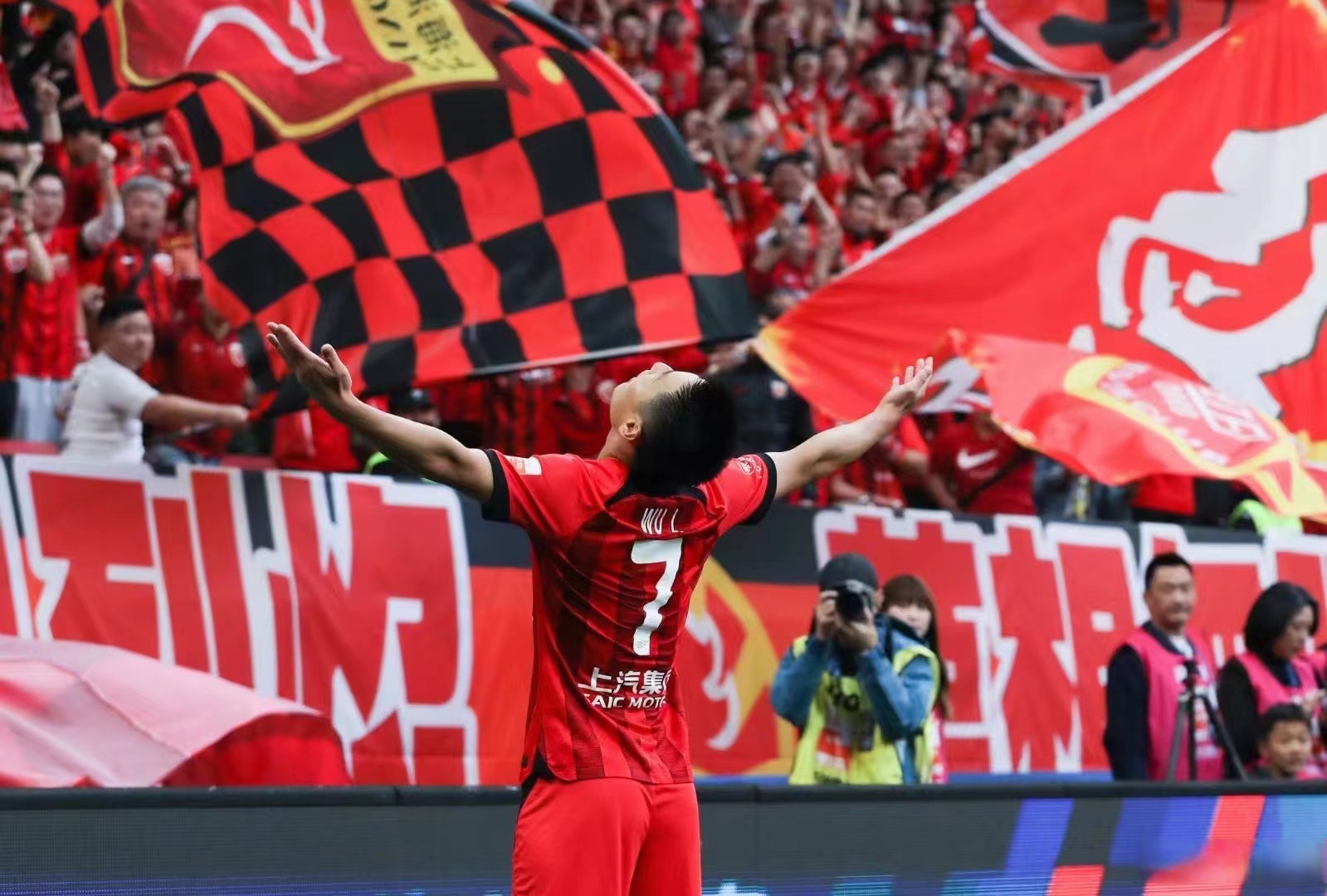 心脏跳动加速，球迷热血沸腾，胜者将成英雄