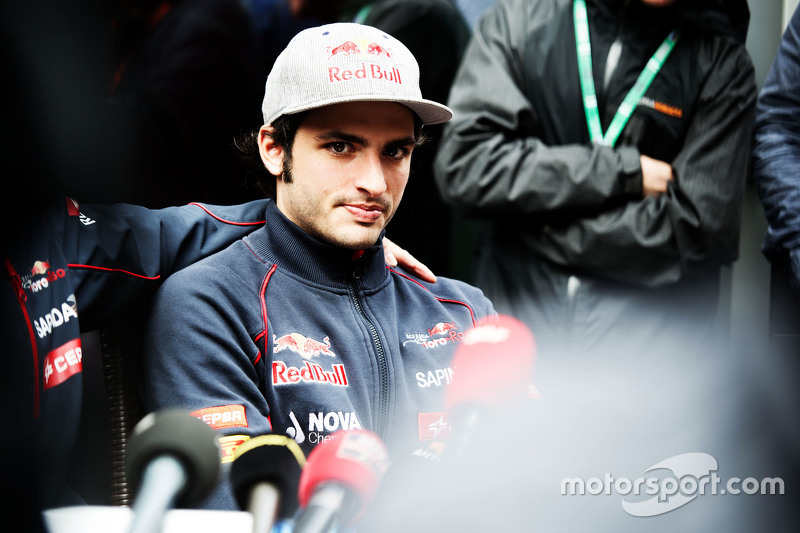 -包含红牛二队险胜阿斯顿马丁，塞恩斯带队取胜的词条